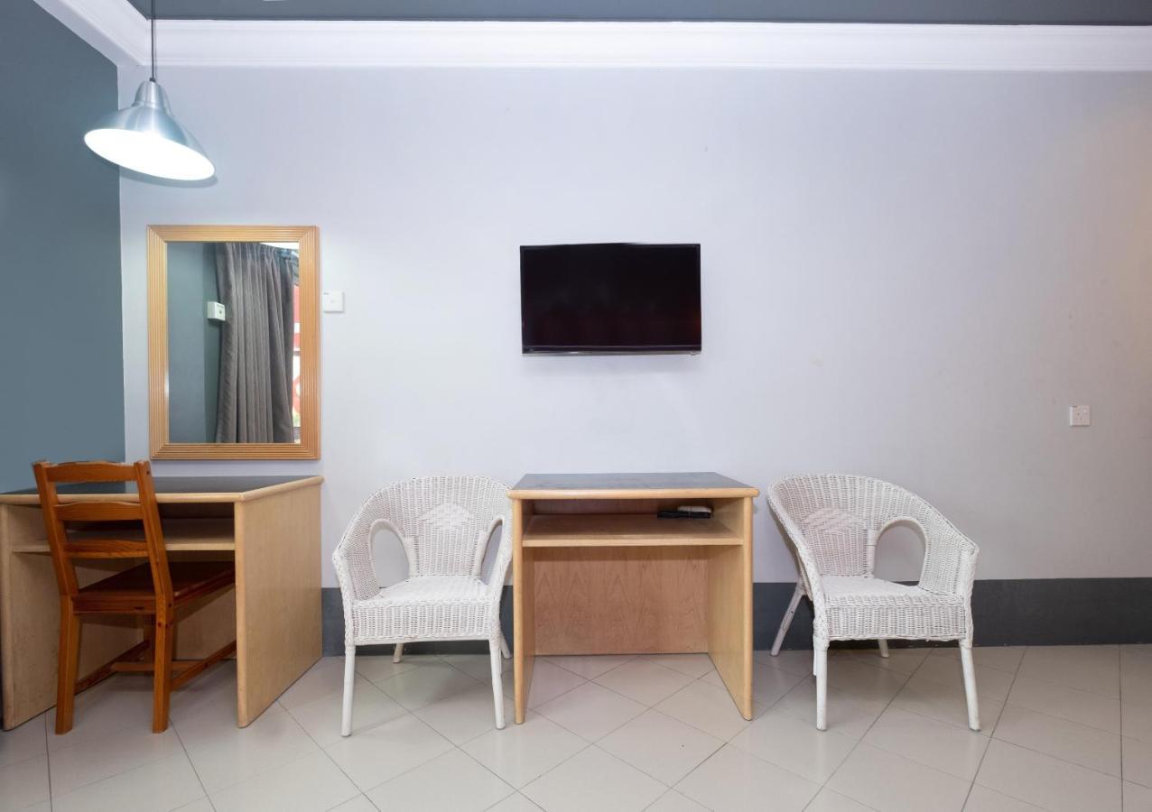 טלוק אינטן Oyo 90050 V Hotel מראה חיצוני תמונה